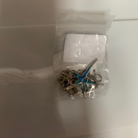 NWOT Starfish necklace - Picture 3 of 3